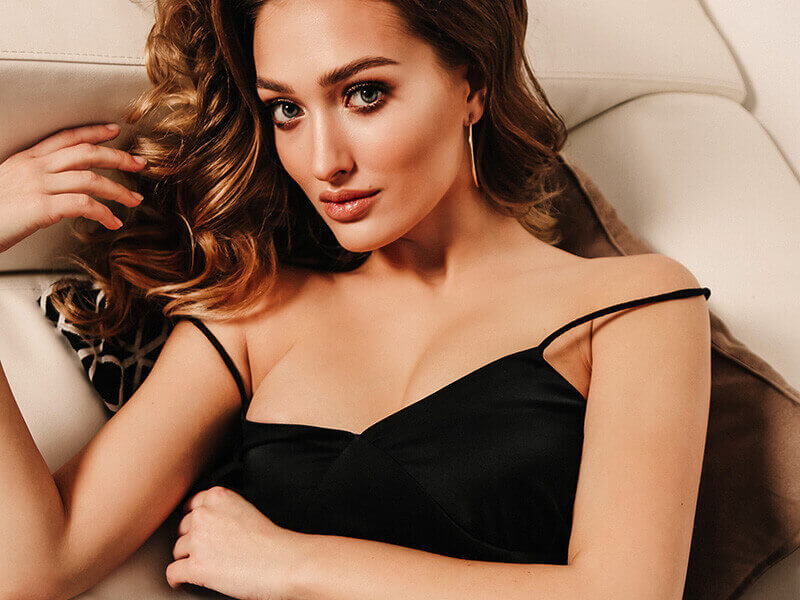 Mature woman with wavy hair